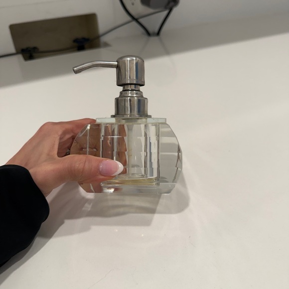 Crystal Soap Dispenser with Silver Pump. HEAVY CRYSTAL. Used one month - Picture 10 of 11